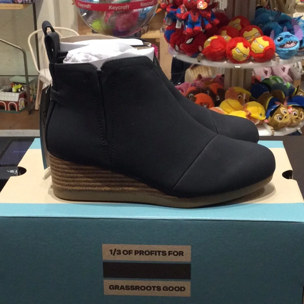 TOMS Clare